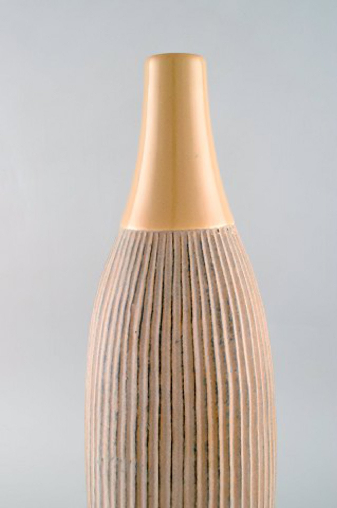 Scandinavian ceramist. Large vase in glazed ceramic with grooved body. Late 20th century. - 4