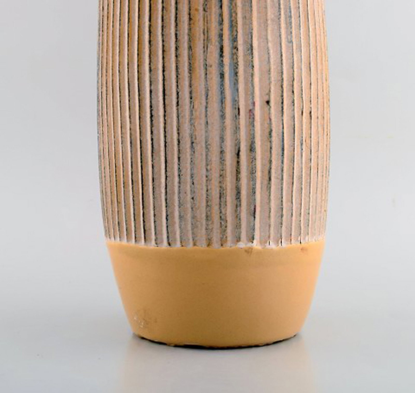 Scandinavian ceramist. Large vase in glazed ceramic with grooved body. Late 20th century. - 5