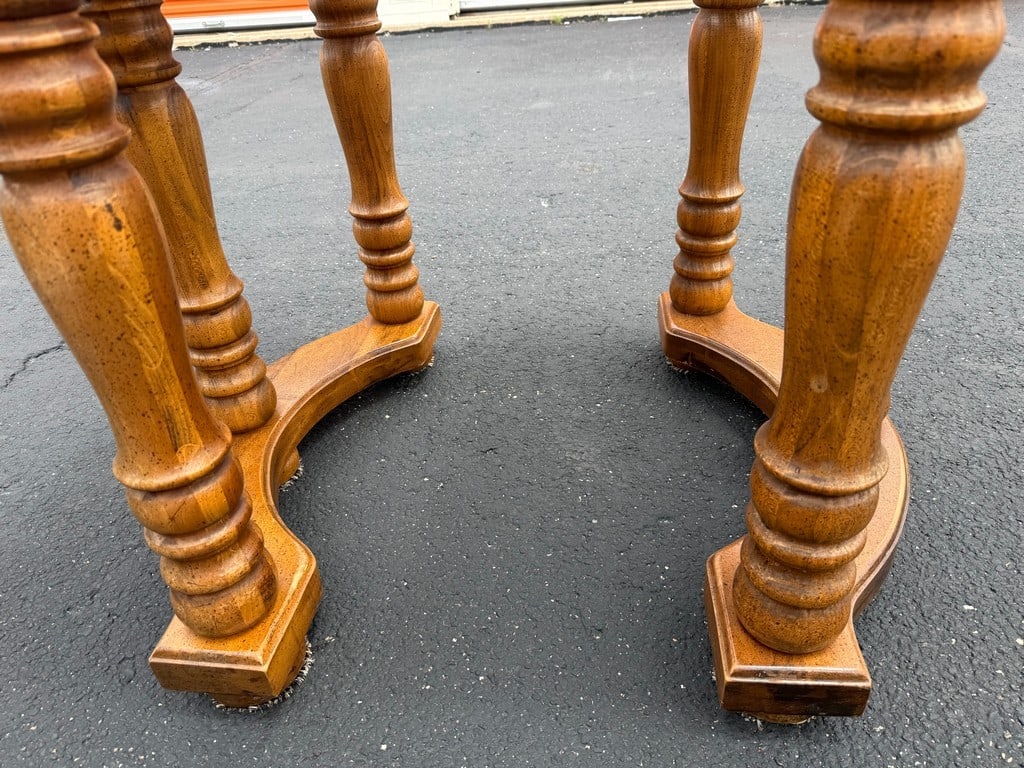 Traditional Style Round Pedestal Dining Table with Four Chairs - 4