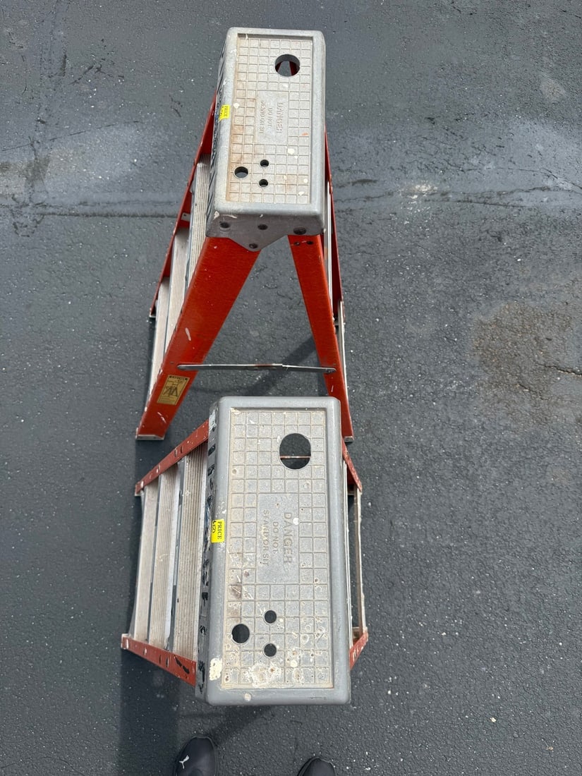 Pair of Werner 6 ft Fiberglass Step Ladders - 3
