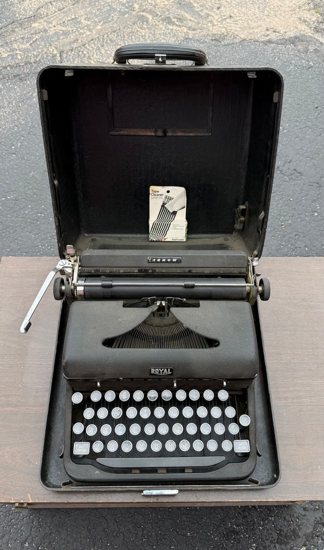 Royal Arrow Portable Typewriter with Case - 2