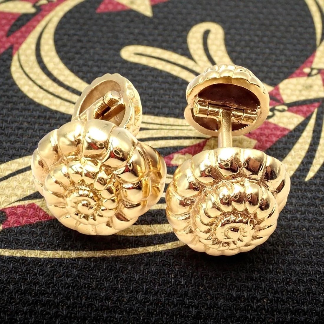 Rare! David Webb 18k Yellow Gold Nautilus Shell Classic Cufflinks - 2