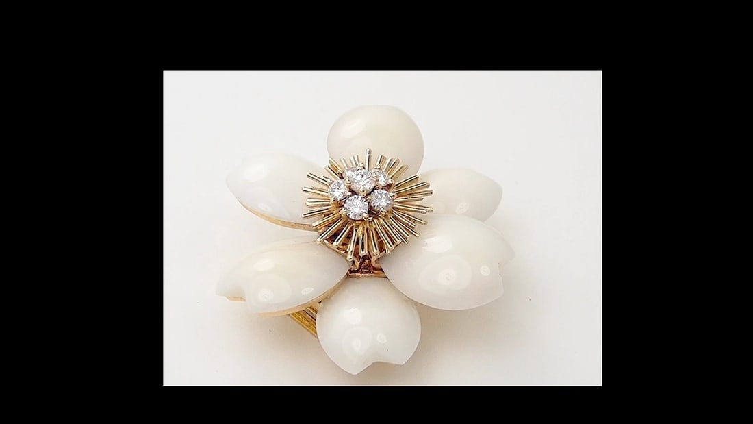 Van Cleef & Arpels Rose de Noel Diamond White Coral Flower Yellow Gold Brooch - 2