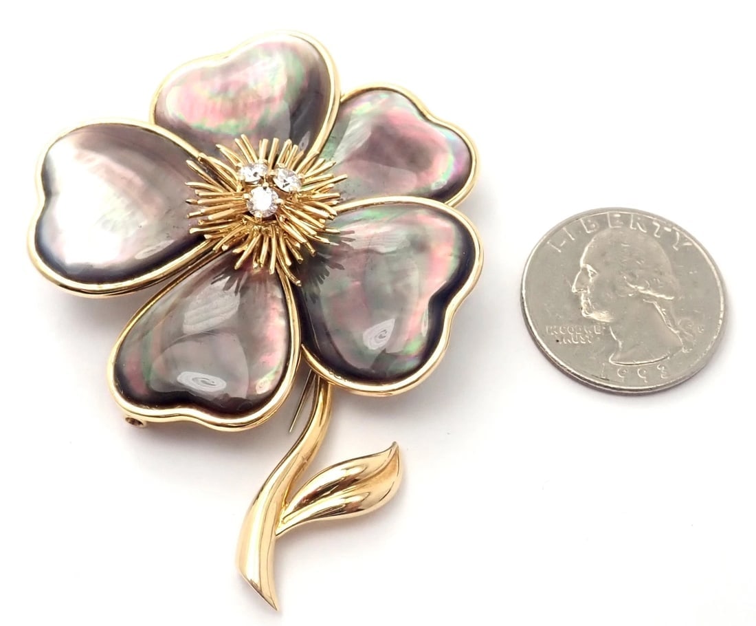 Van Cleef & Arpels Clématite 18k Yellow Gold Diamond Gray Mother of Pearl Brooch - 4