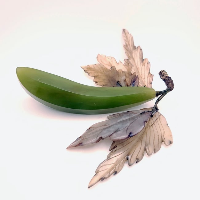 Vintage hand carved and polished jade banana or pea pod - 2