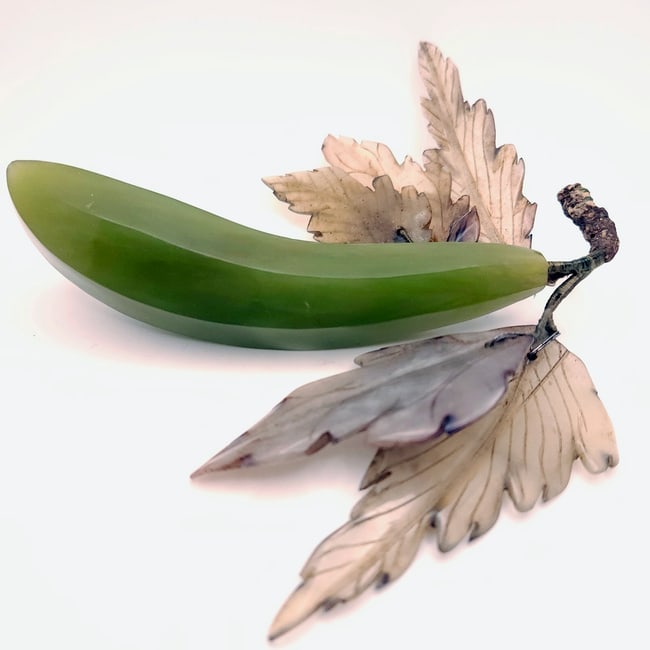 Vintage hand carved and polished jade banana or pea pod - 3