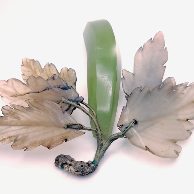 Vintage hand carved and polished jade banana or pea pod - 7