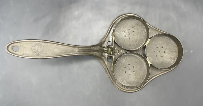 Antique Silvers Brooklyn Hinged Three-Egg Tin Poacher Cooker Primitive Kitchen Utensil - 5