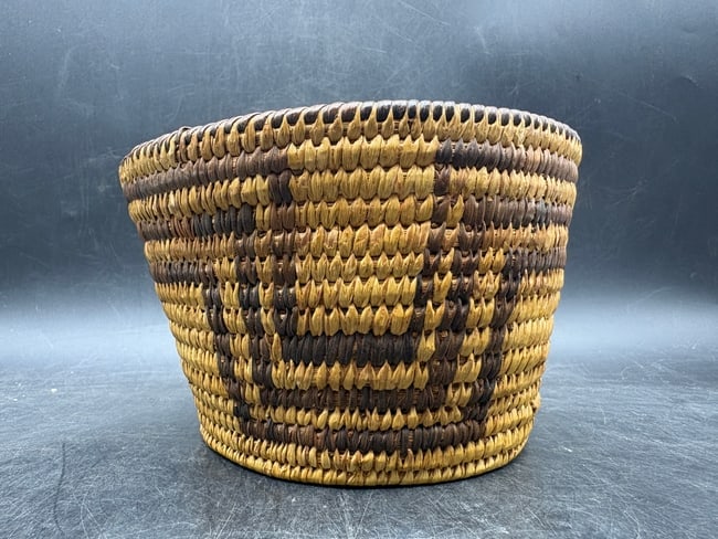 Early 20th Century Pima Native American Coiled Basket with Geometric Design - 3