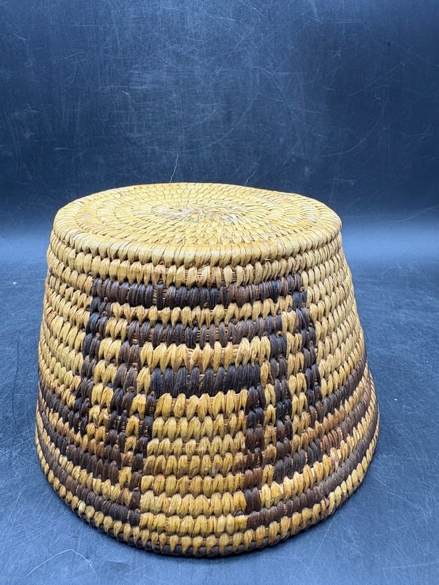 Early 20th Century Pima Native American Coiled Basket with Geometric Design - 7