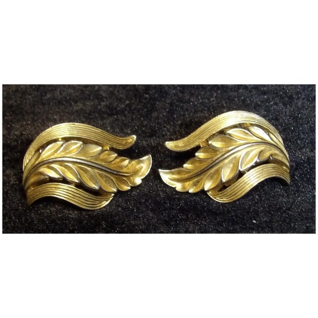 Mid-Century Trifari Gold Tone Leaf Clip on Earrings- Rare Design - 2