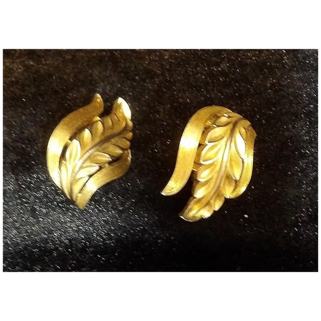Mid-Century Trifari Gold Tone Leaf Clip on Earrings- Rare Design - 3