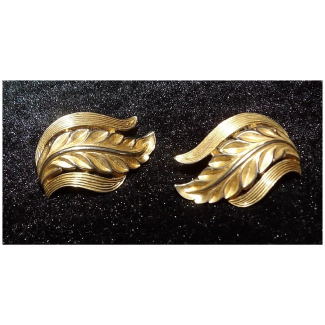Mid-Century Trifari Gold Tone Leaf Clip on Earrings- Rare Design - 5