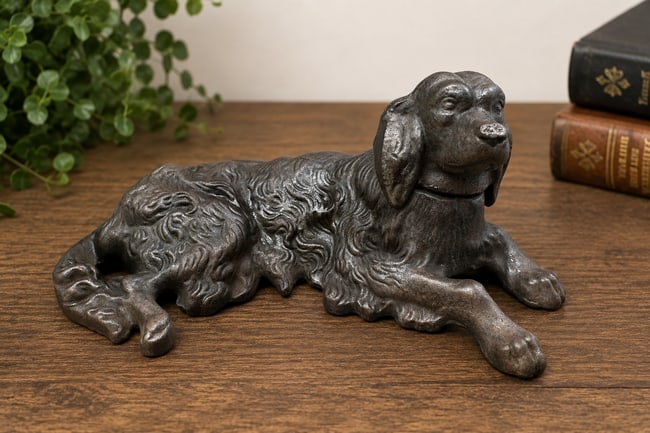 Vintage Cast Iron English Setter Spaniel Dog Paperweight Reclining Sporting Dog Figure: Date/Period: Approx. 1940s-1970s Dimension: Approx 5.5" long x 2.25" x 3" wt: 1lb 5 oz Material: Cast Iron Additional Information: A charming vintage cast iron sporting dog figure depicting a