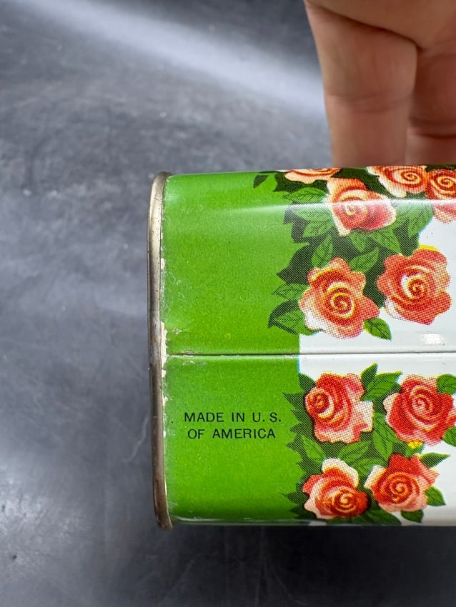 Lander Lilacs and Roses Talc Advertising Tin 16 oz Fifth Avenue New York - 7