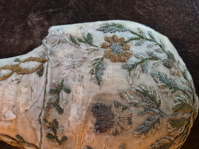 Rare shaped pincushion in silk on gauze - 3