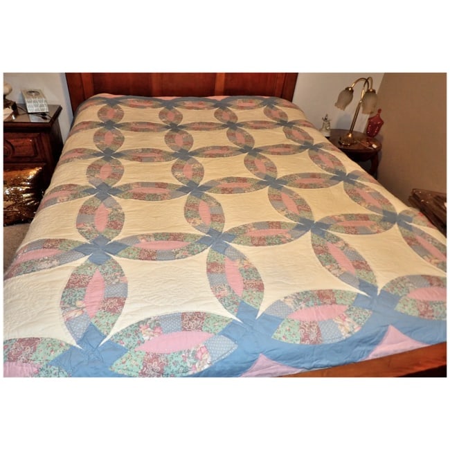 Vintage Hand Stitched Wedding Ring Quilt - 3