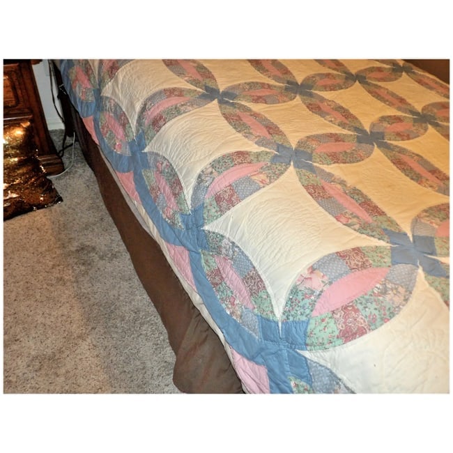 Vintage Hand Stitched Wedding Ring Quilt - 4