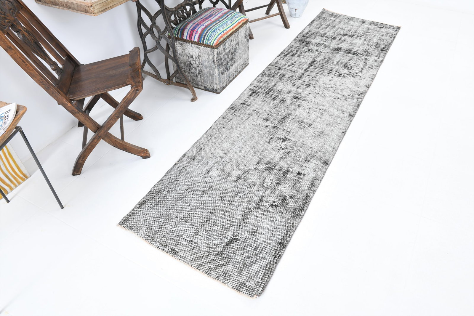 2'5'' x 9'3'' Handmade Vintage Wool Rug - 7074 - 7