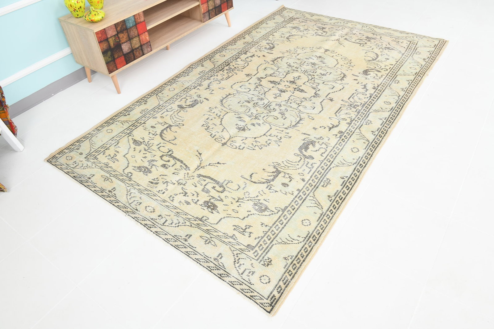 5'6'' x 9'1'' Decorative Vintage Rug - 1959 - 4
