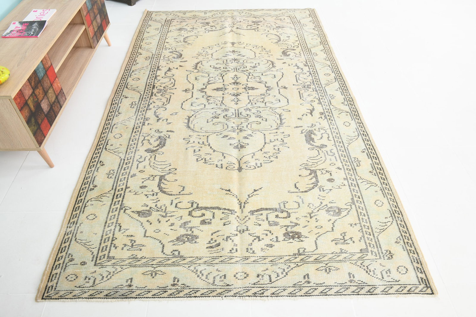 5'6'' x 9'1'' Decorative Vintage Rug - 1959 - 5