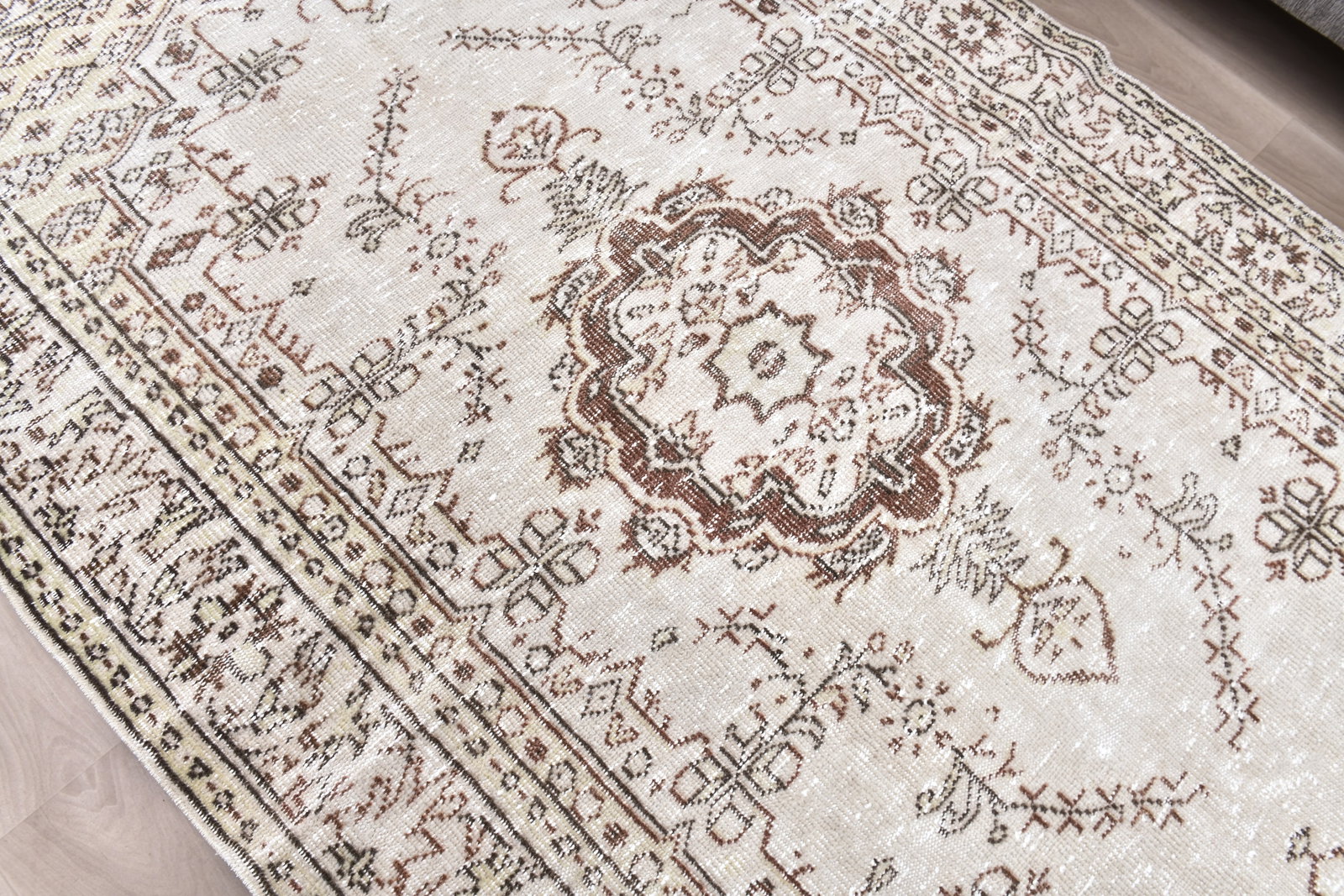 4'11'' x 8'2'' Handmade Vintage Wool Rug - 242310 - 4