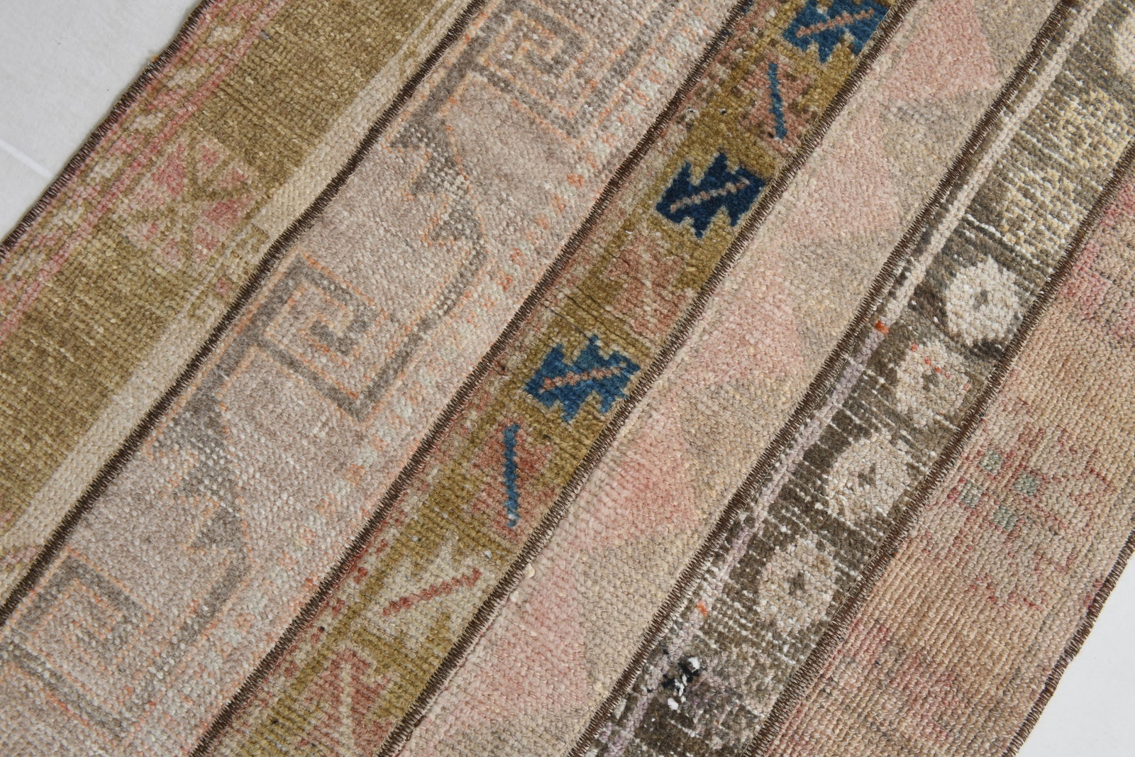 2'3'' x 8'5'' Turkish Vintage Runner Rug - 21361 - 6
