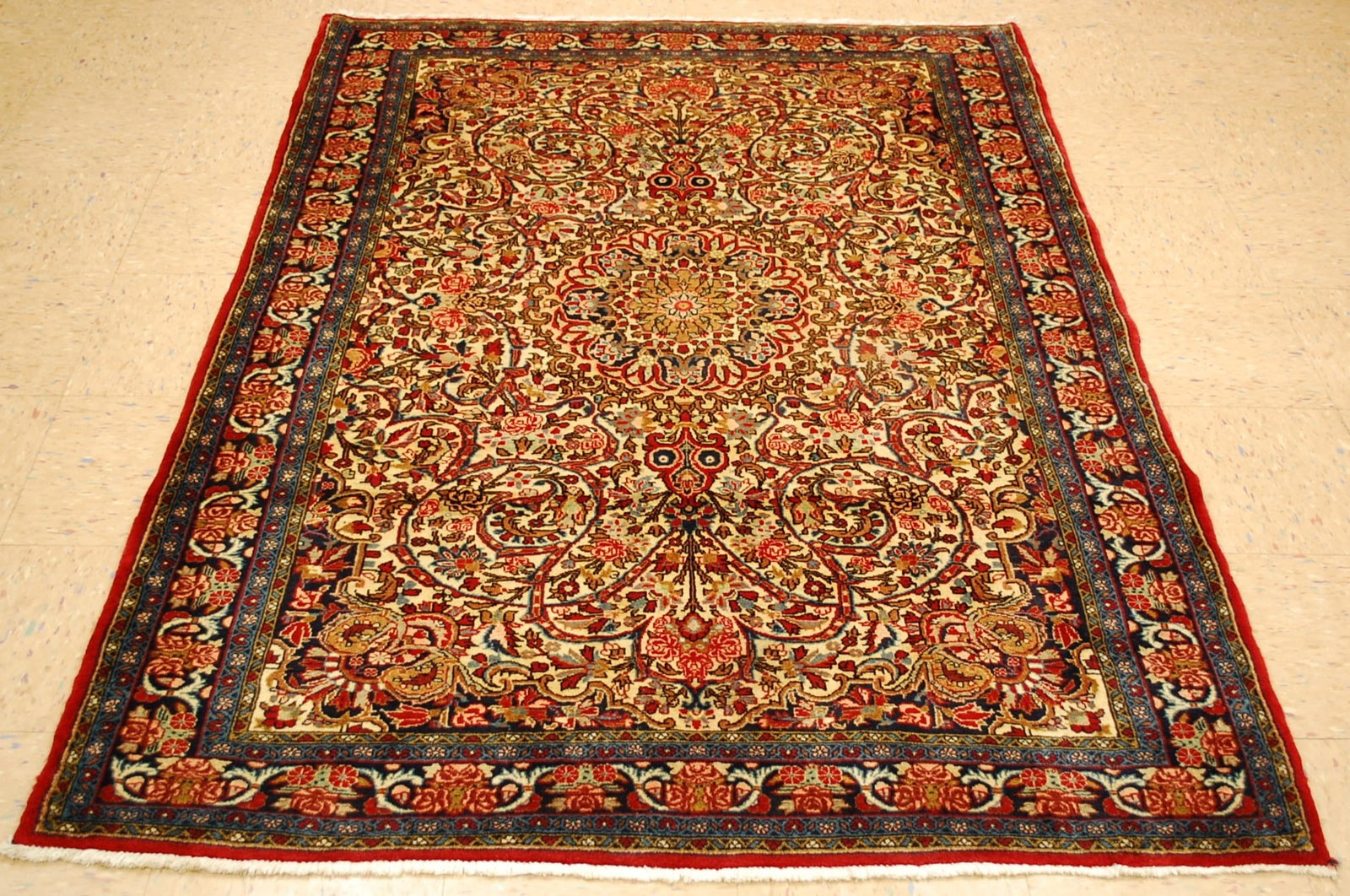 PERSIAN BIJAR RUG 4.7x6.7: Title: PERSIAN BIJAR RUG 4.7x6.7 Descritpion:OLD,ANTIQUE HIGHLY DETAILED DESIGN WITH KORK WOOL_HIGH KPSI AUTHENTIC HANDKNOTTED PERSIAN BEJAR RUG.........Highly detailed Floral design pattern surounded