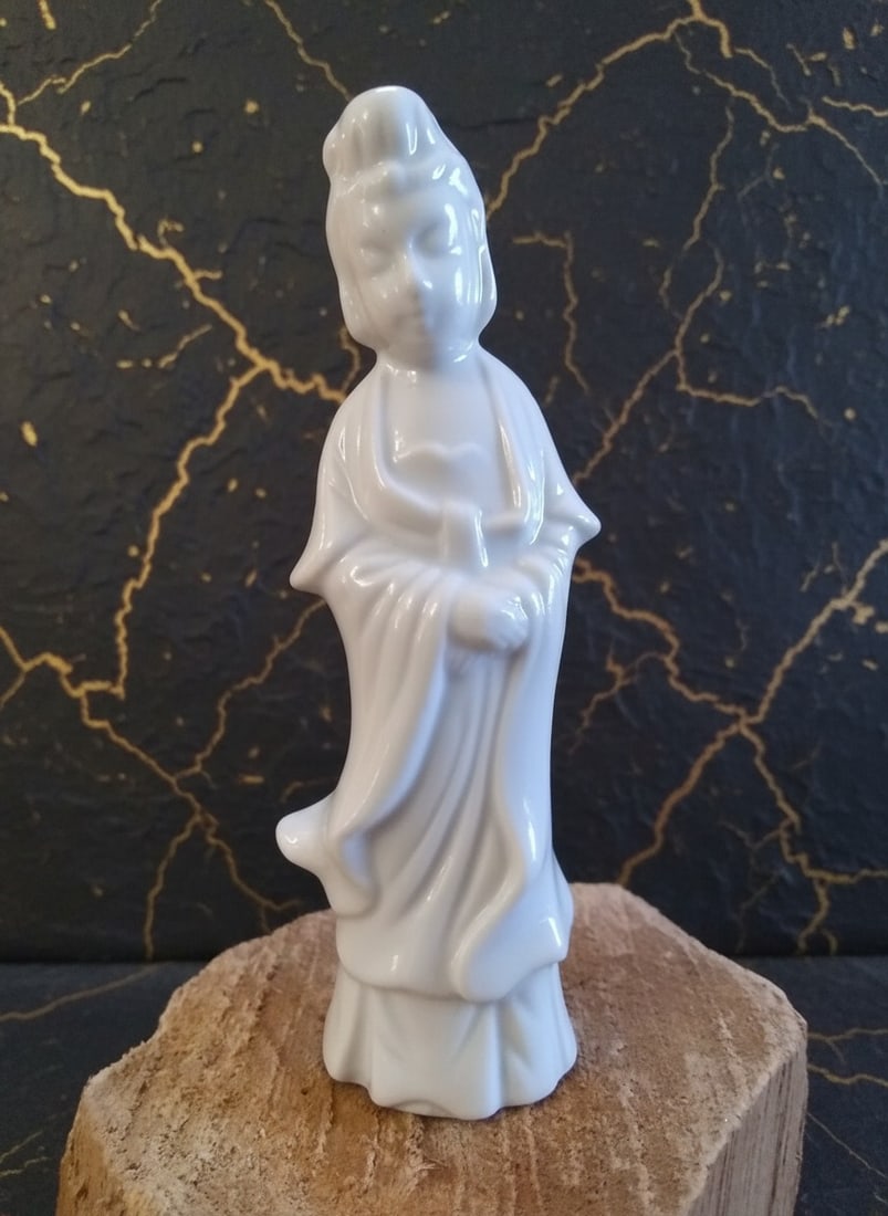 Small Vintage Japanese Geisha Figurine White Porcelain Ornament 4.5" (1 of 8)