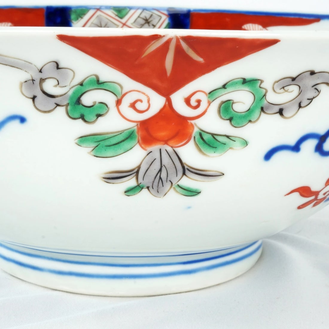 Large Japanese Imari Bowl c 1900 - 11