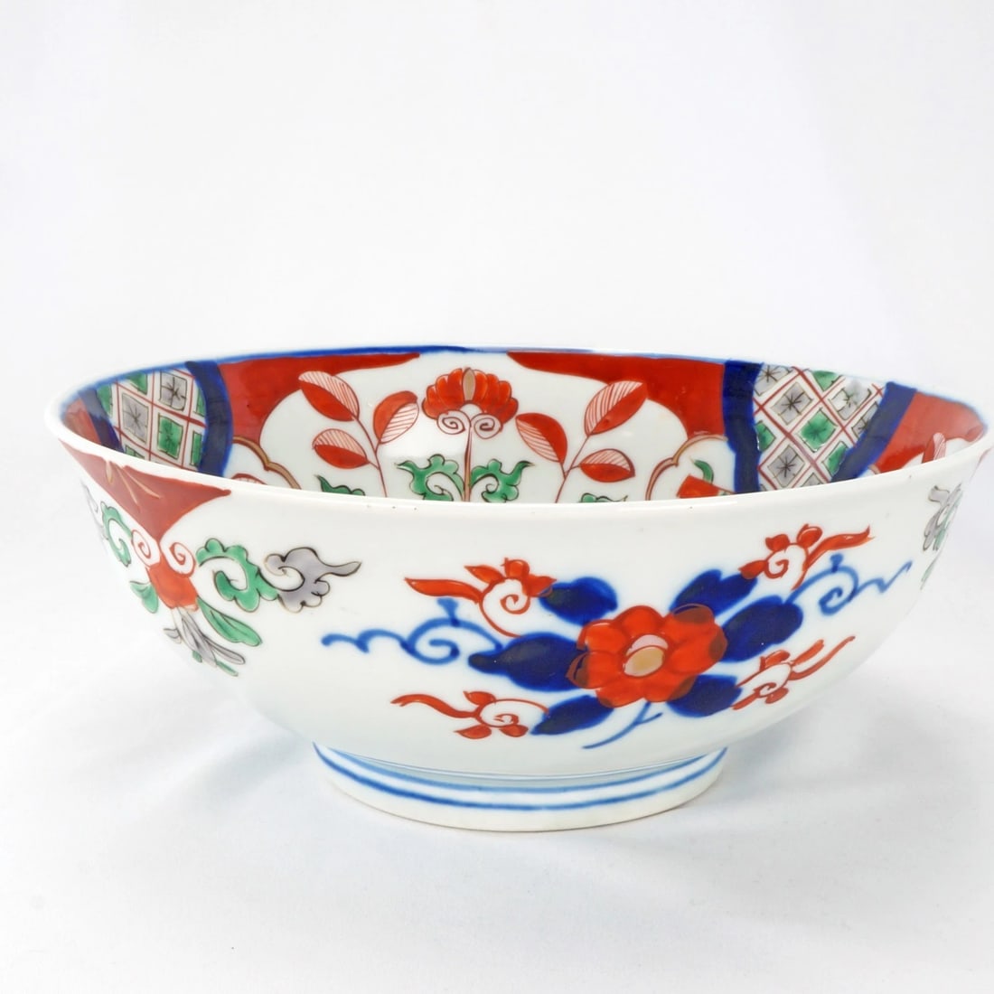 Large Japanese Imari Bowl c 1900: Title:Large Japanese Imari Bowl c 1900 Size:9 5/8 in (24.4 cm) diameter x 4 in (10.2 cm) tall. Description: Reserve: $105.00 Shipping: Domestic: Flat-rate of $27.00 to anywhere within the contiguous