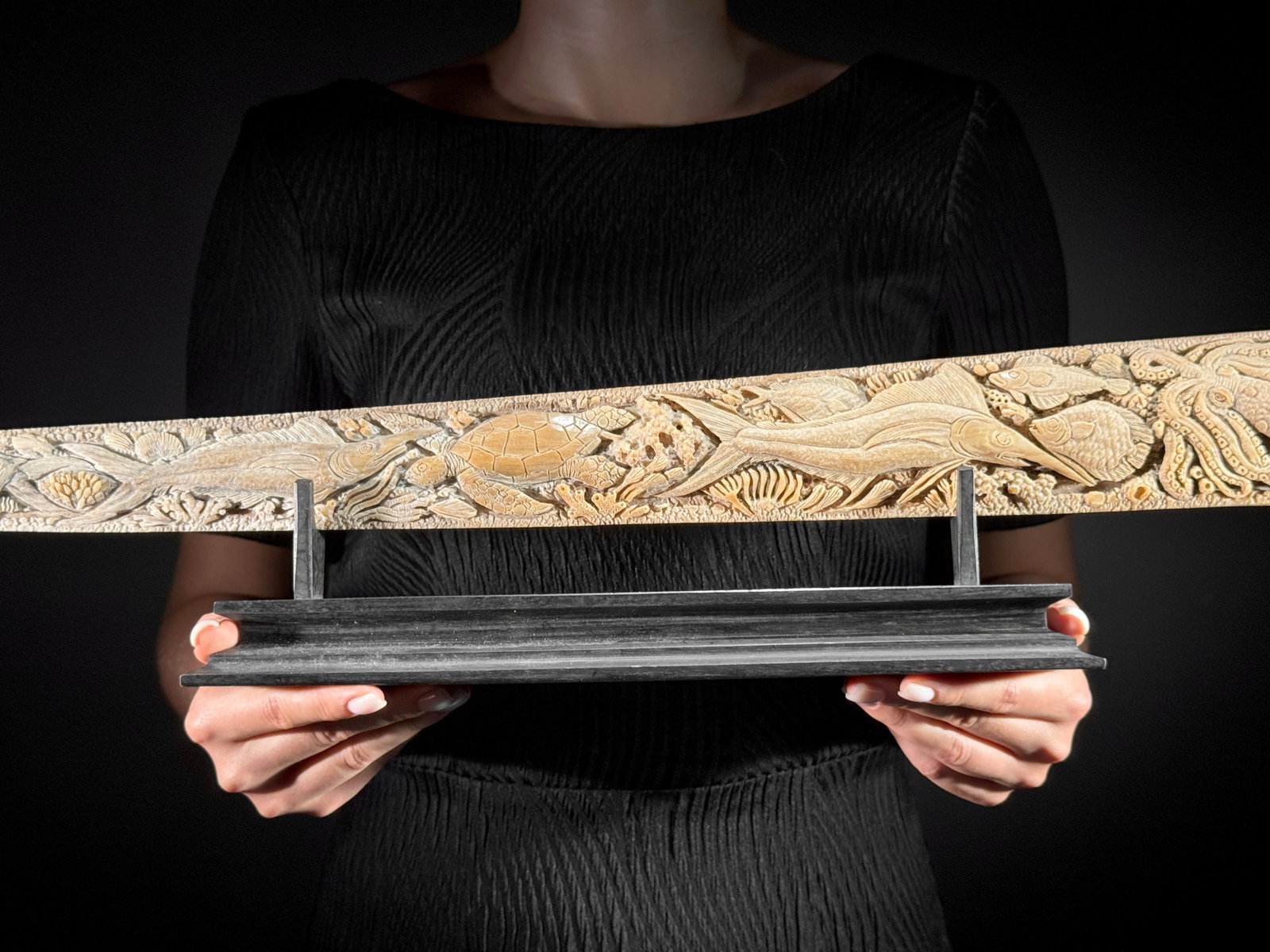 Beautiful engraved Swordfish rostrum - Marine motif: Title: Beautiful engraved Swordfish rostrum - Marine motif Maker:Unknown Origin: Indonesia Date/Period:2026 Materials:Xiphias Gladius, Bone, Wood Dimensions:Length: 82 cm / 32.2 inches