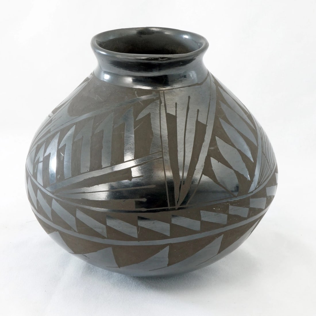 Vintage Black Mata Ortiz Pot Monce Hndz: Title:Vintage Black Mata Ortiz Pot Monce Hndz Size:6 in (15.2 cm) diameter x 5 3/4 in (14.6 cm) tall. Description: Reserve: $62.00 Shipping: Domestic: Flat-rate of $19.77 to anywhere within the