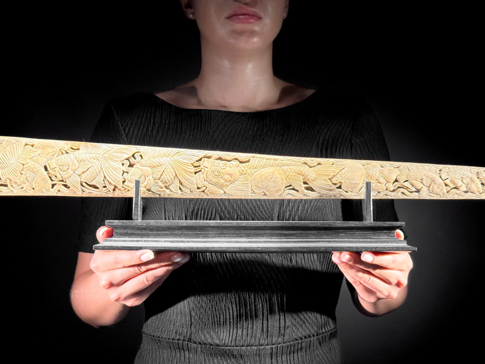 Wonderful large carved swordfish tusk - Japanese koi motif: Title: Wonderful large carved swordfish tusk - Japanese koi motif Maker:Unknown Origin: Indonesia Date/Period:2026 Materials:Xiphias Gladius, Bone, Wood Dimensions:Length: 82 cm / 32.2 inches Descript