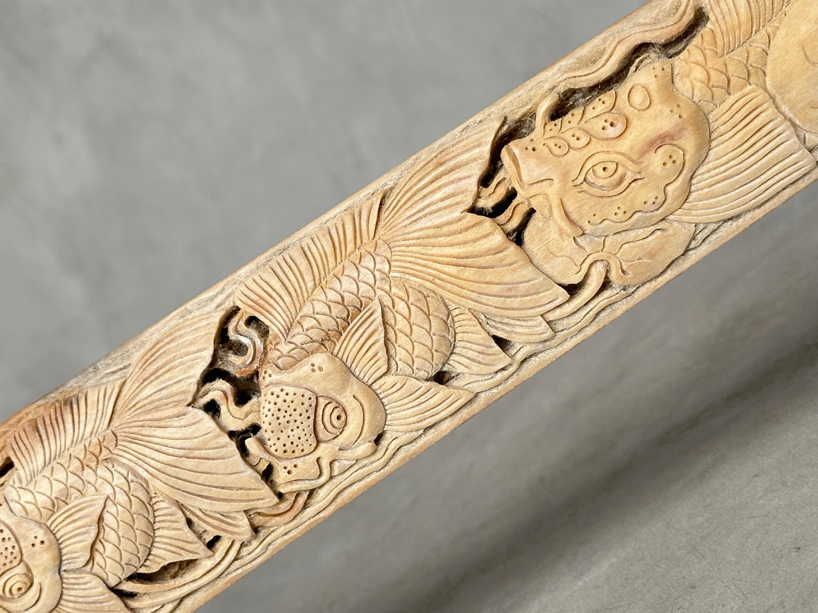 Wonderful large carved swordfish tusk - Japanese koi motif - 4