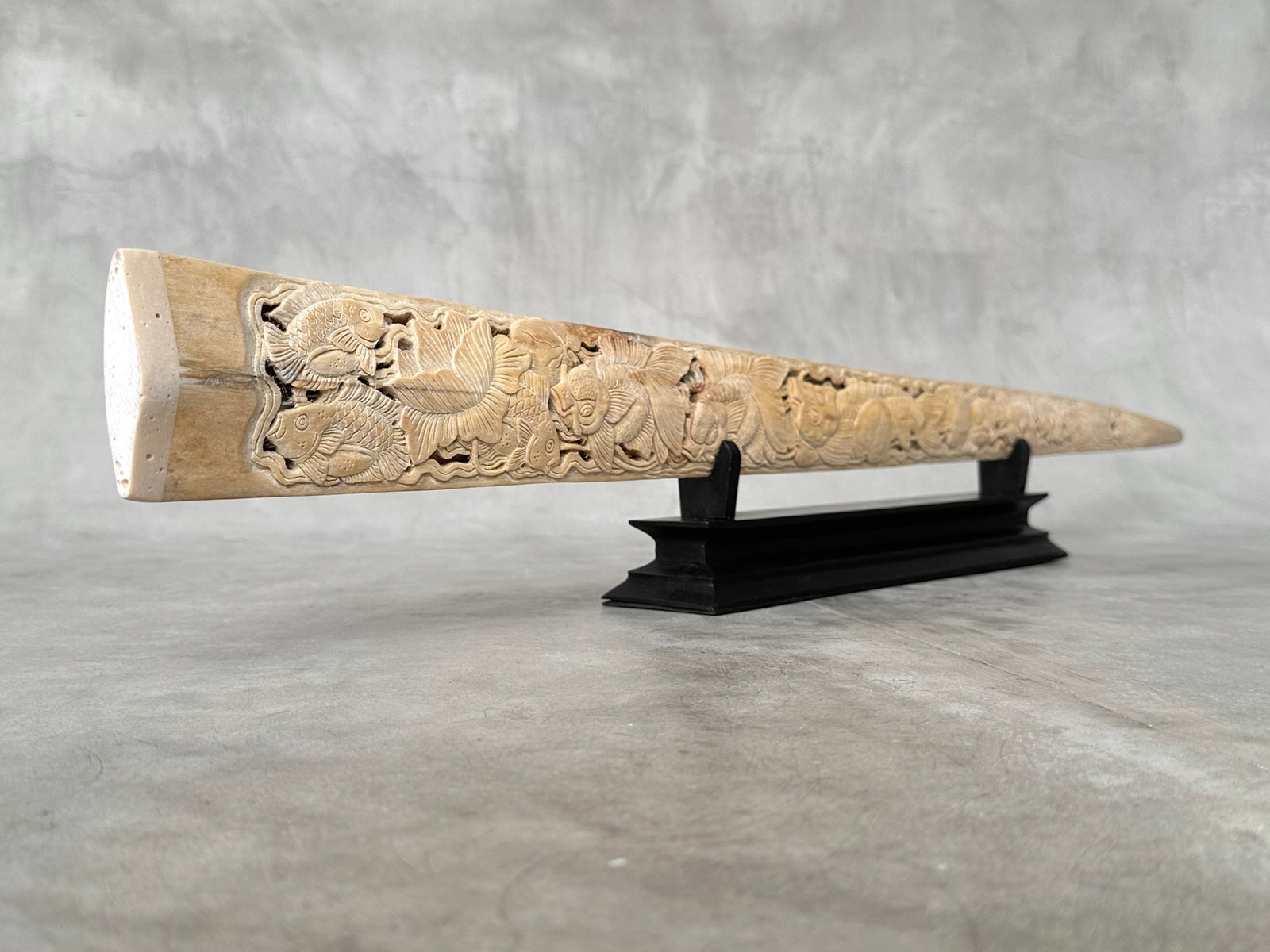 Wonderful large carved swordfish tusk - Japanese koi motif - 5