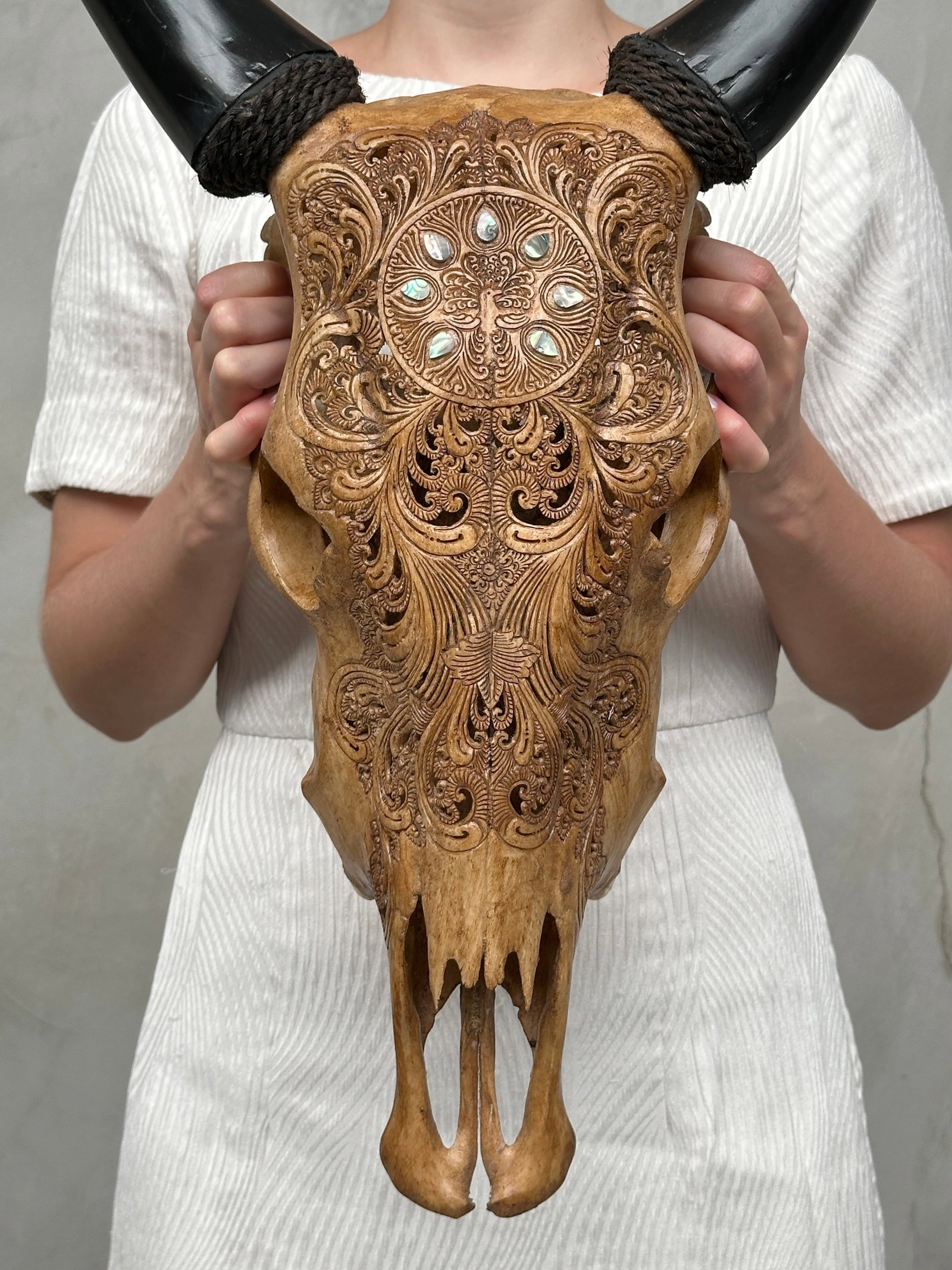 Stunning brown cow skull - Peacock motif with abalone inlay: Title: Stunning brown cow skull - Peacock motif with abalone inlay Maker:Unknown Origin: Indonesia Date/Period:2026 Materials:Bos Taurus, bone, horn Dimensions:Height: 58 cm / 22.8 inches. Length: 40 