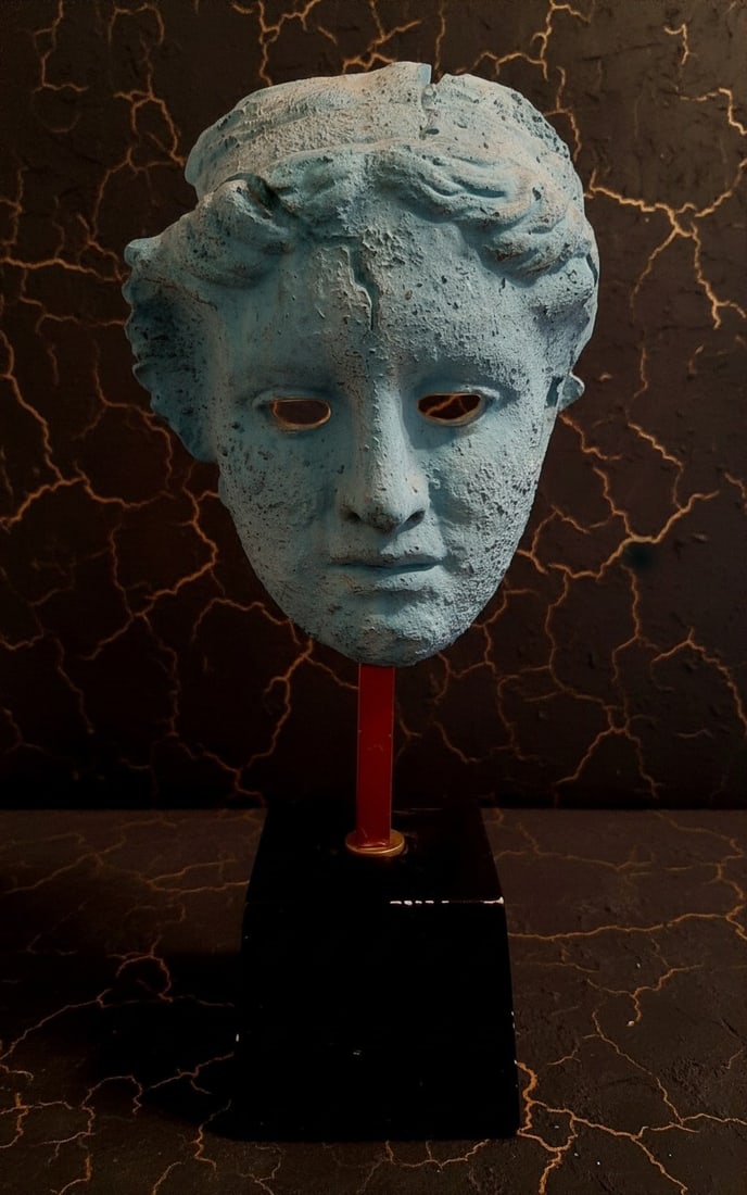 1980s Aphrodite Greek Goddess Bust Statue Vintage Museum Quality Head Mask: Title:1980s Aphrodite Greek Goddess Bust Statue Vintage Museum Quality Head Mask Description:This vintage Aphrodite Greek face mask head bust is a classic sculptural piece representing the goddess of 