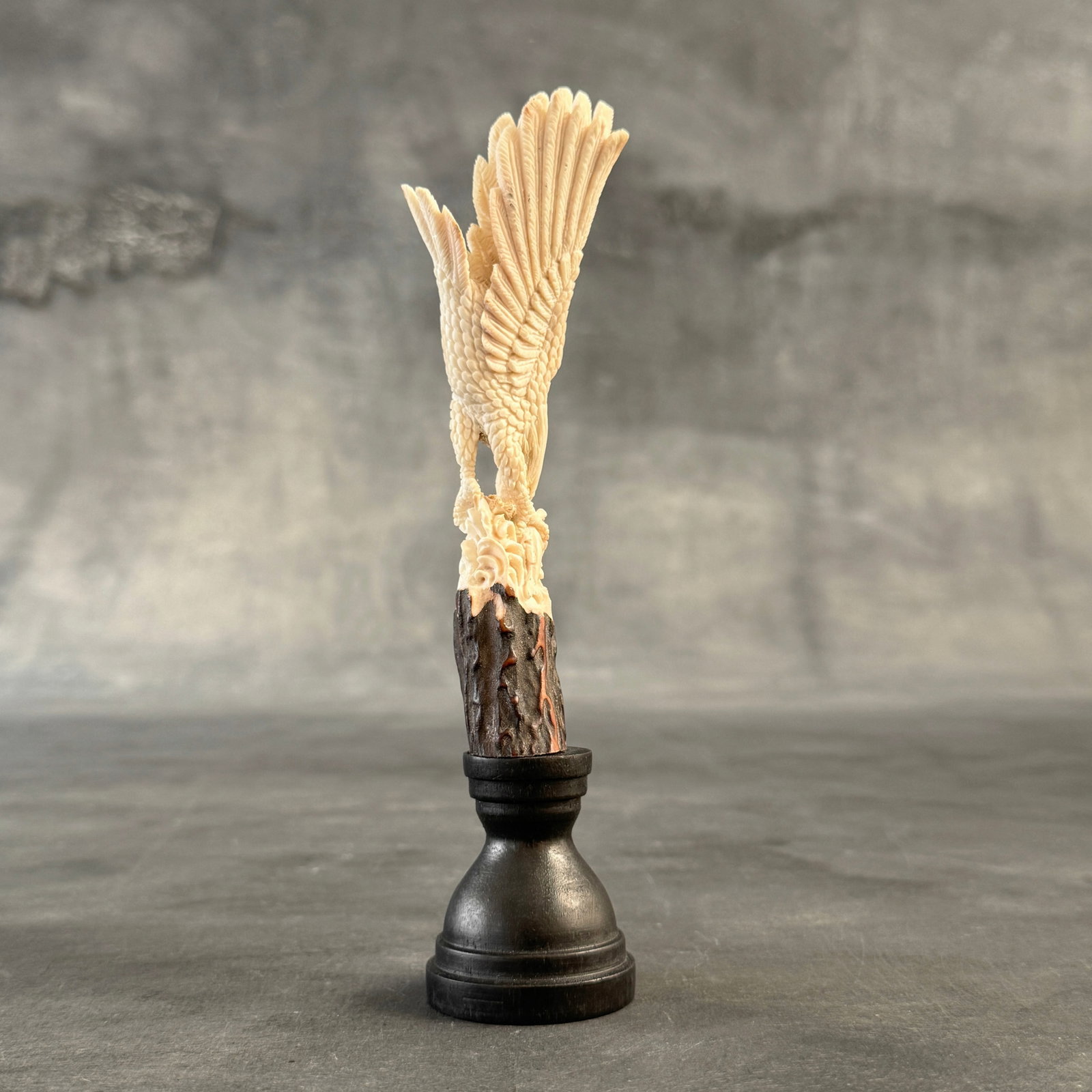 Stunning carved deer antler with stand - Hunting eagle - 10