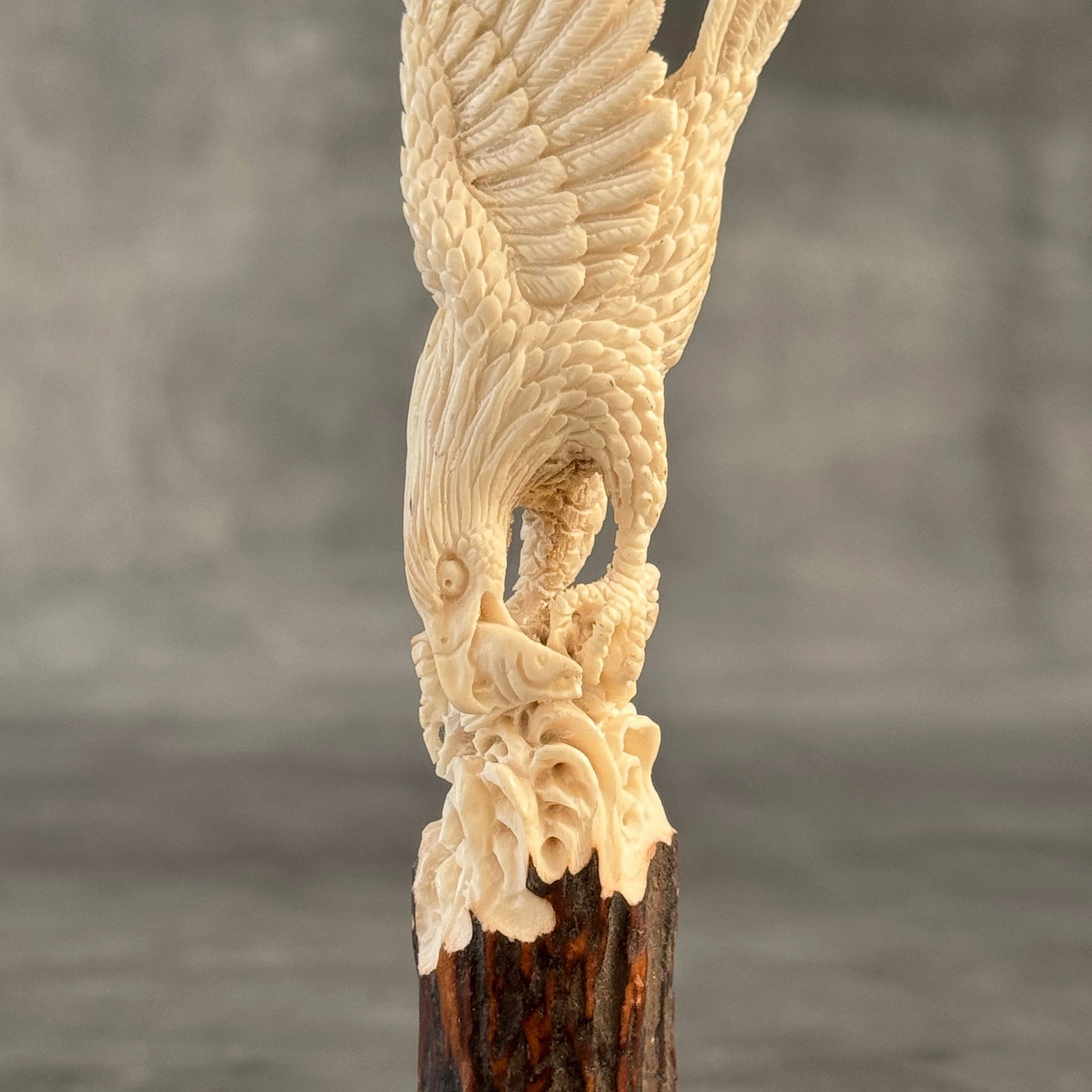 Stunning carved deer antler with stand - Hunting eagle - 2