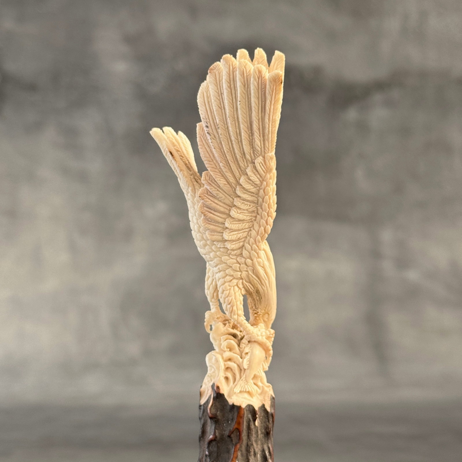 Stunning carved deer antler with stand - Hunting eagle - 4