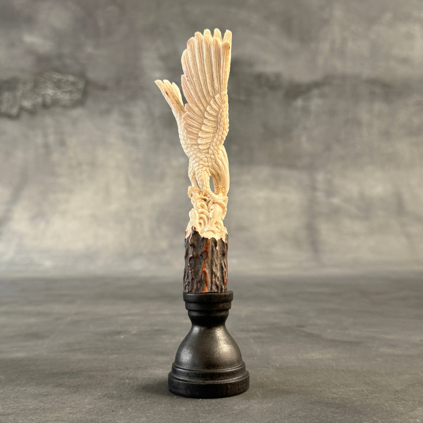 Stunning carved deer antler with stand - Hunting eagle - 5