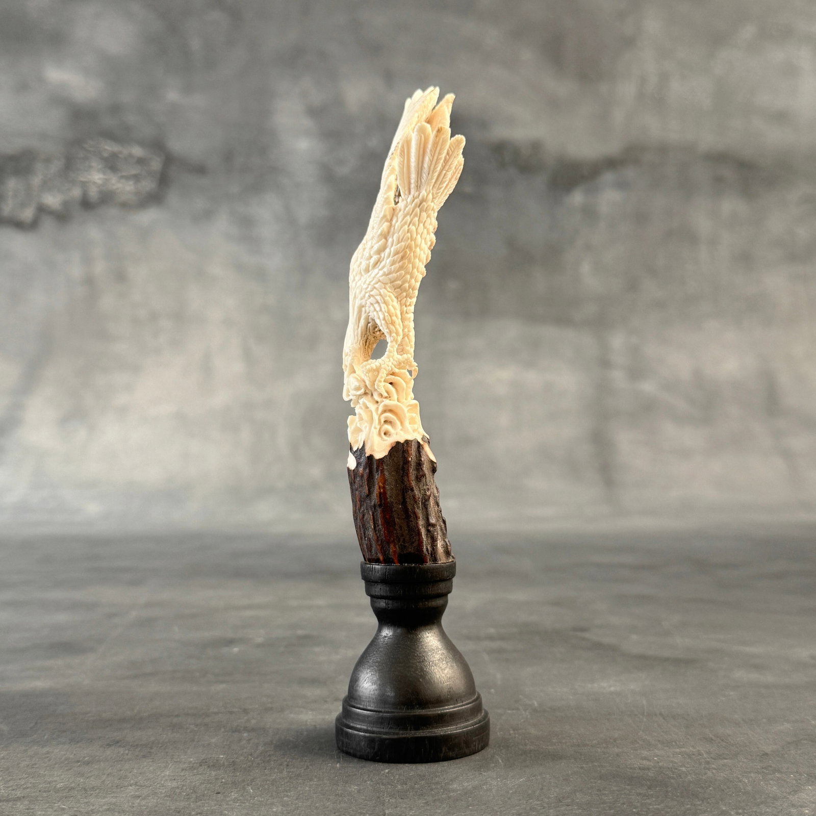 Stunning carved deer antler with stand - Hunting eagle - 6