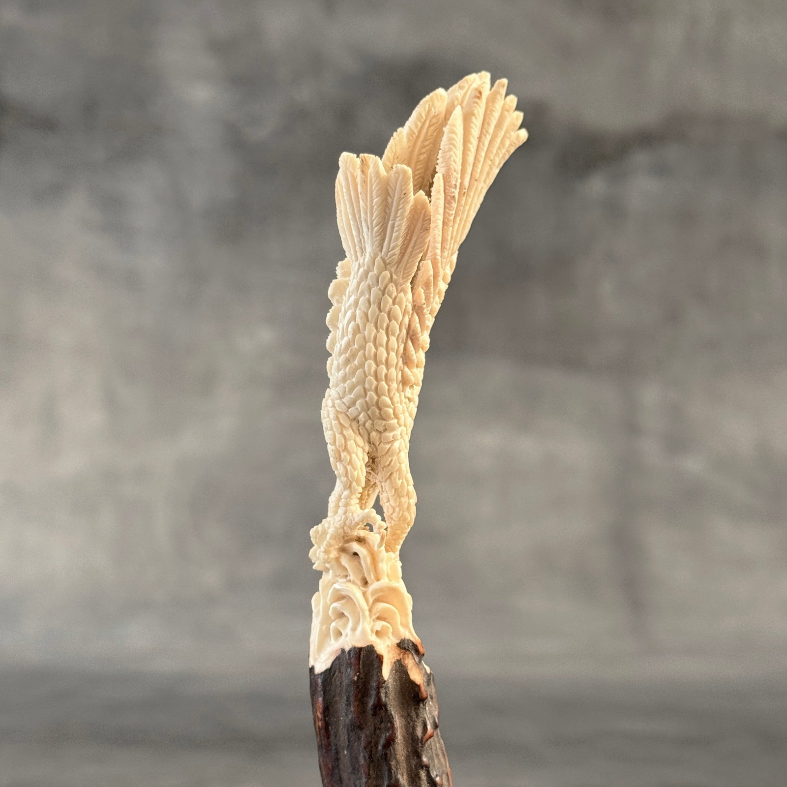 Stunning carved deer antler with stand - Hunting eagle - 7