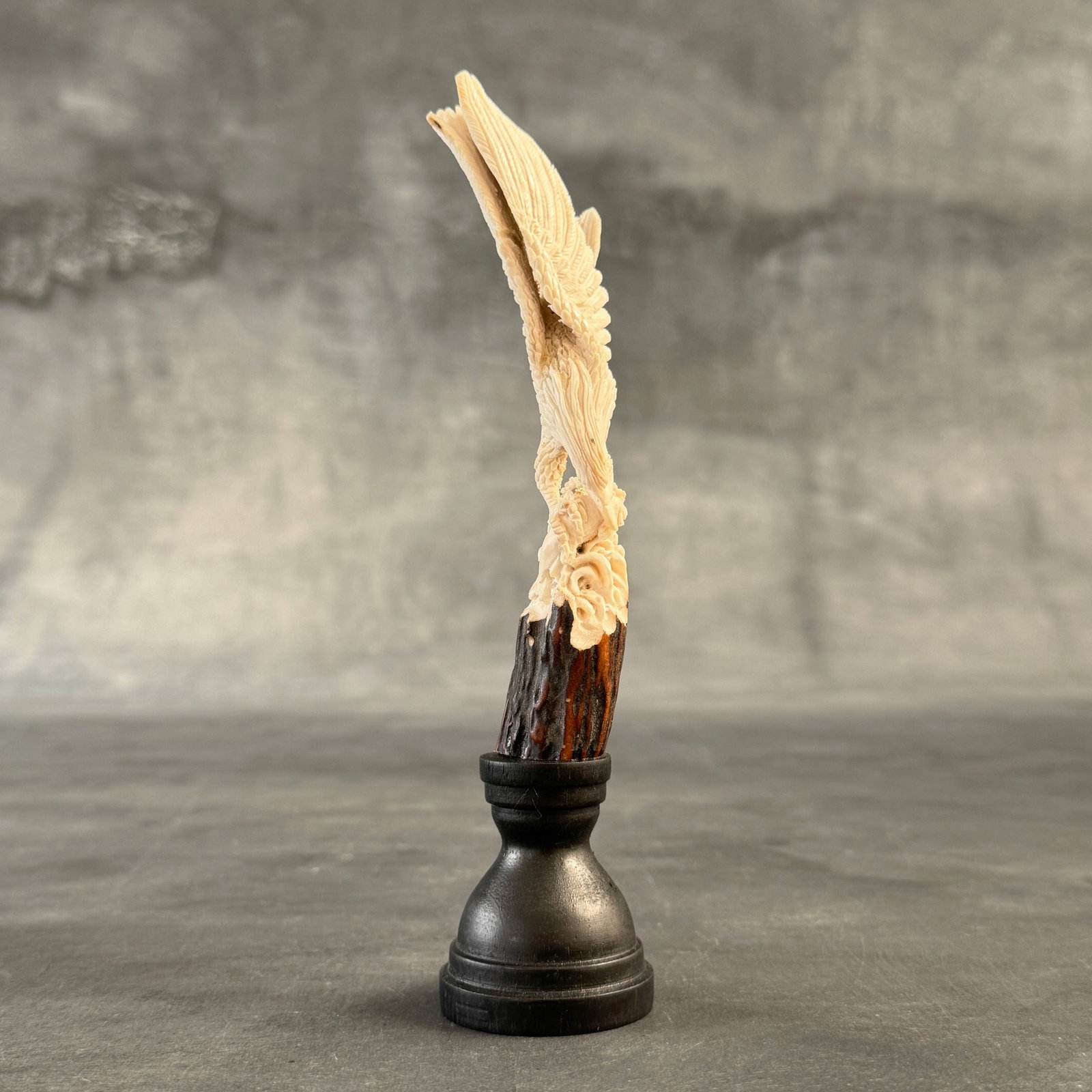 Stunning carved deer antler with stand - Hunting eagle - 8