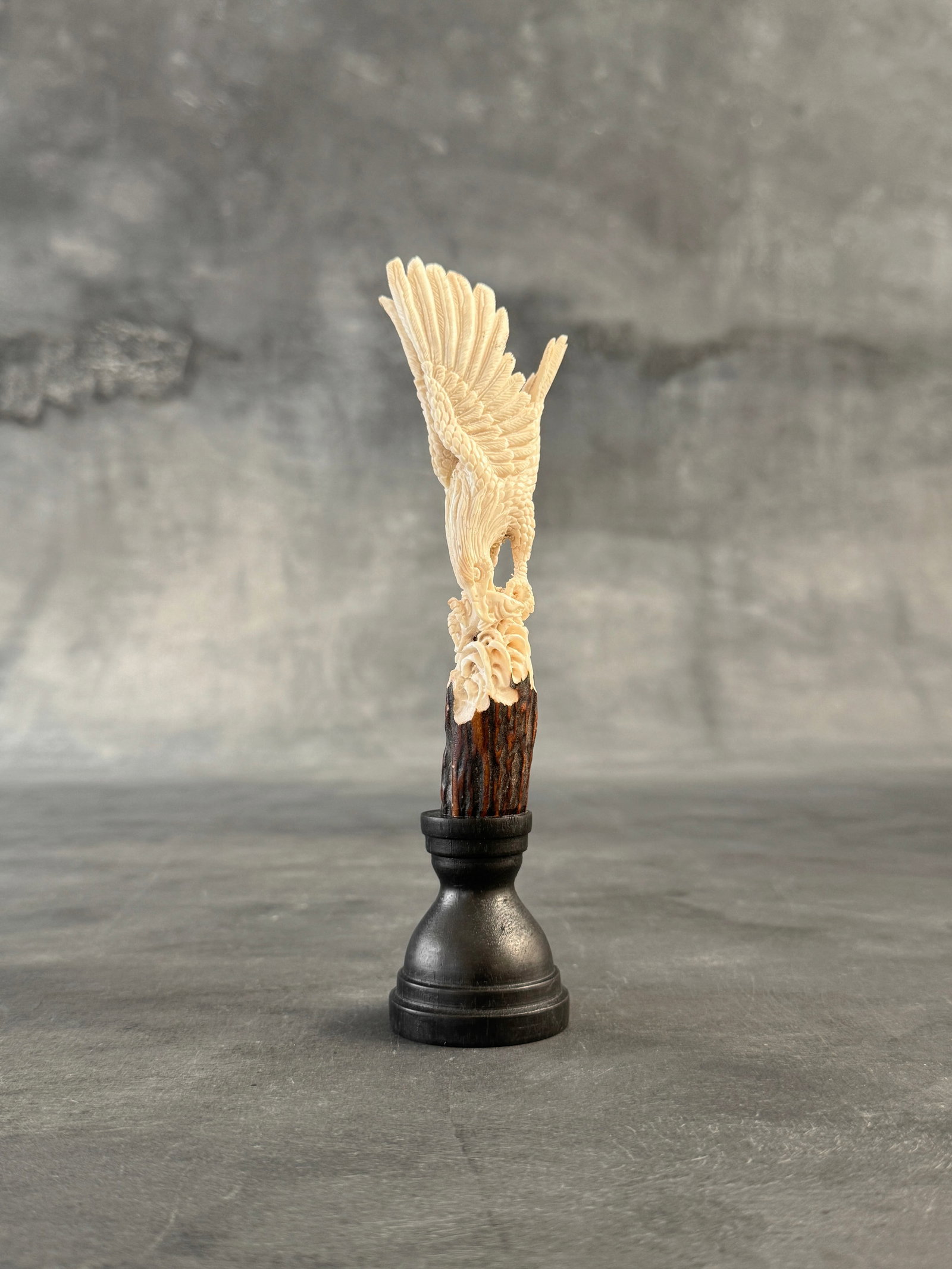 Stunning carved deer antler with stand - Hunting eagle - 9