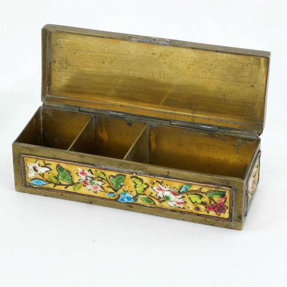 Chinese Enameled Brass Stamp Box Circa 1920: Title:Chinese Enameled Brass Stamp Box Circa 1920 Size:4 1/4 in (10.8 cm) long x 1 5/8 in (4.1 cm) wide x 1 1/4 in (3.2 cm) tall. Description: Reserve: $50.00 Shipping: Domestic: Flat-rate of $15.64
