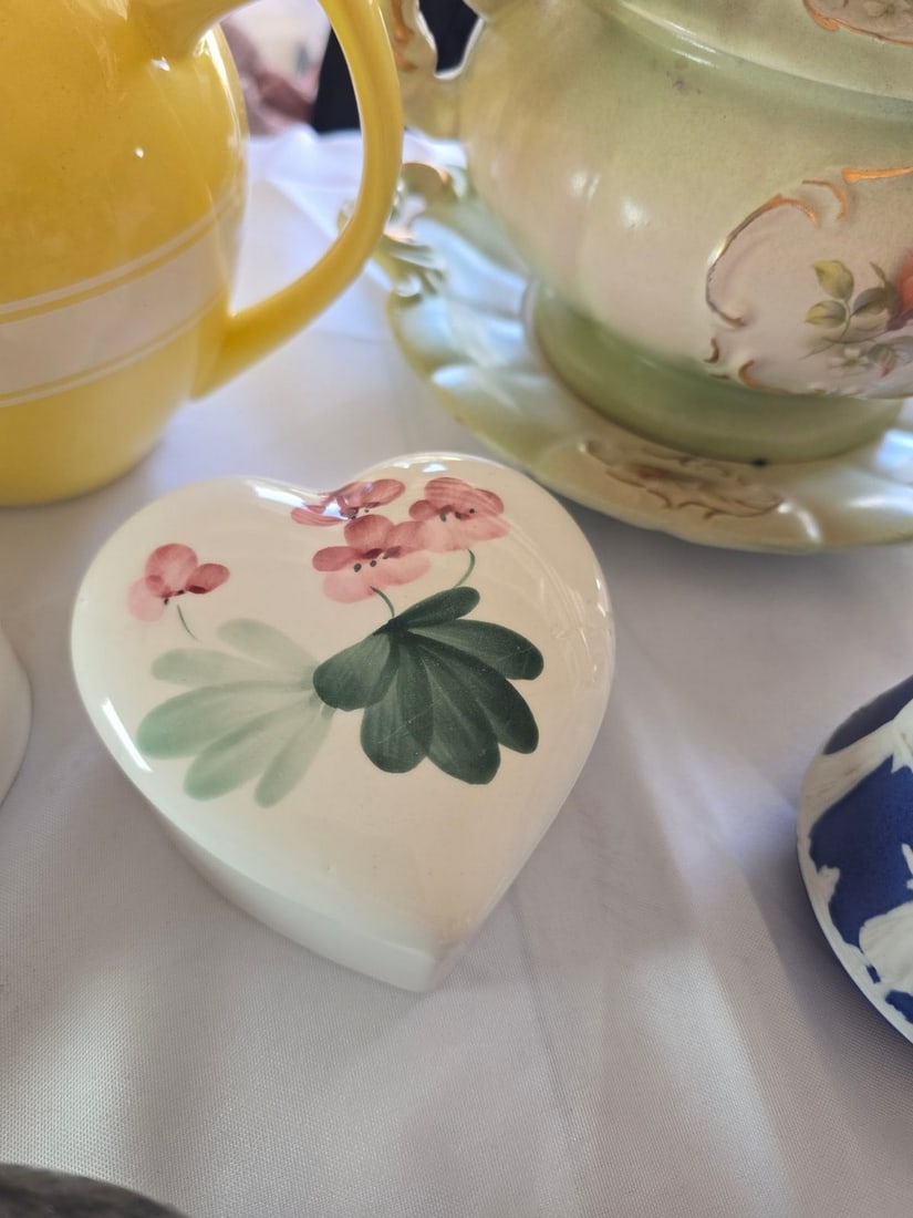 Collection of Decorative Ceramic and Glass Wares - 7