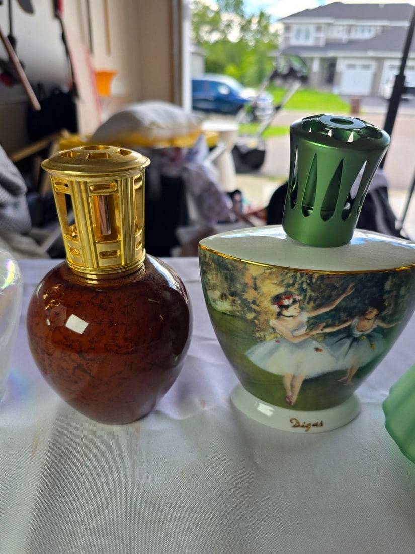 Collection of Four Fragrance Lamps and a Decorative Pedestal - 3