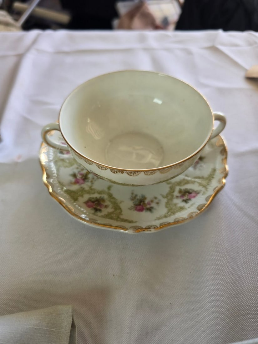 Collection of Vintage Decorative Items and Linens - 5